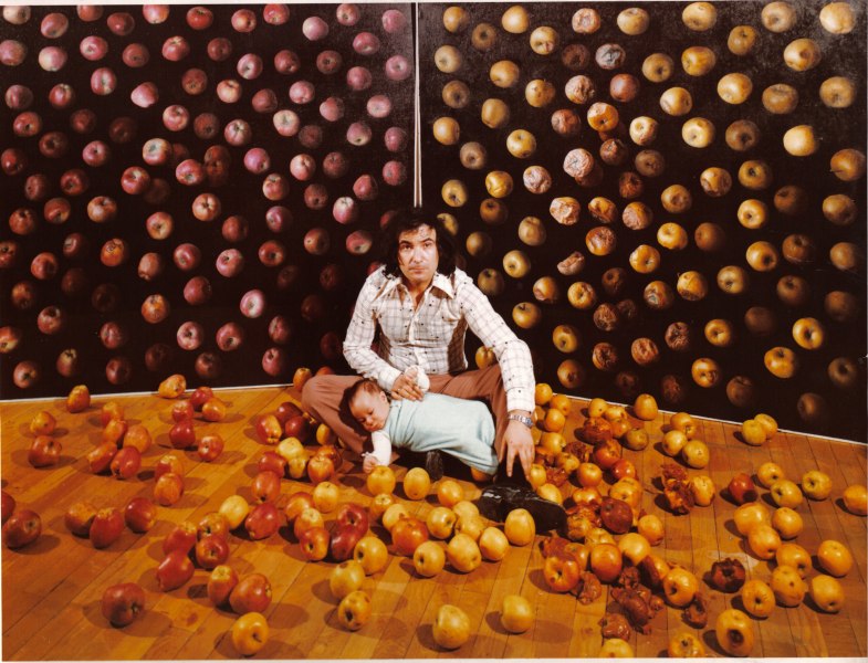1973 - En el estudio con cuadros de manzanas y su hijo Cristóbal
